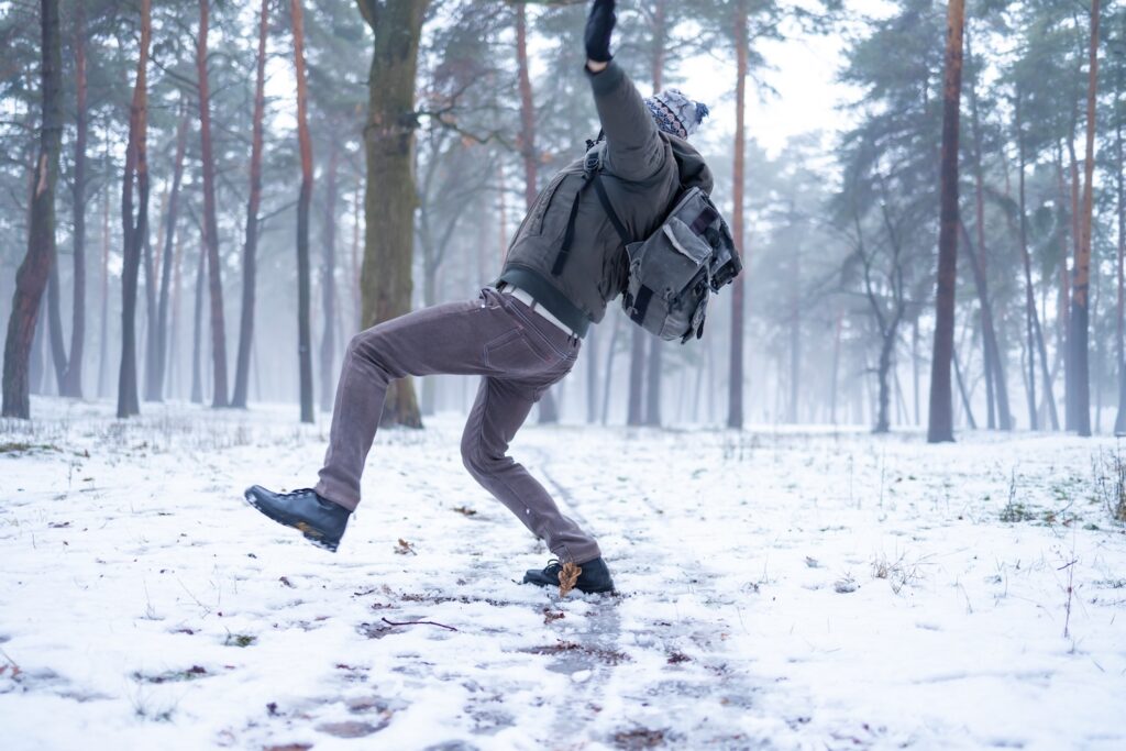 Poszkodowany omawia roszczenia po poślizgnięciu na chodniku